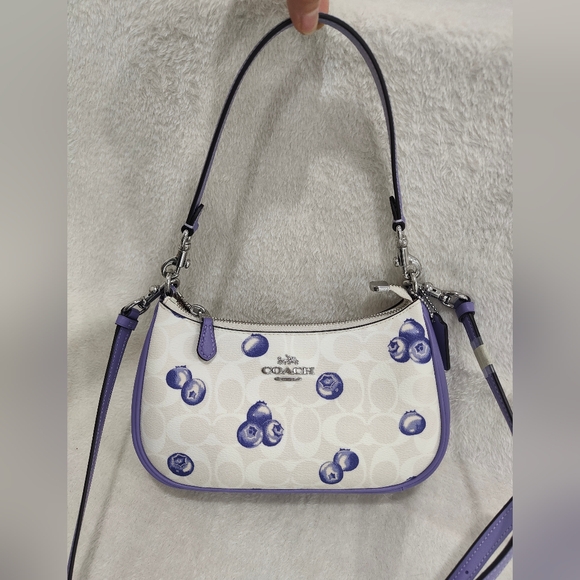 Teri Shoulder Bag In Signature Canvas With Blueberry Print - Picture 6 of 15